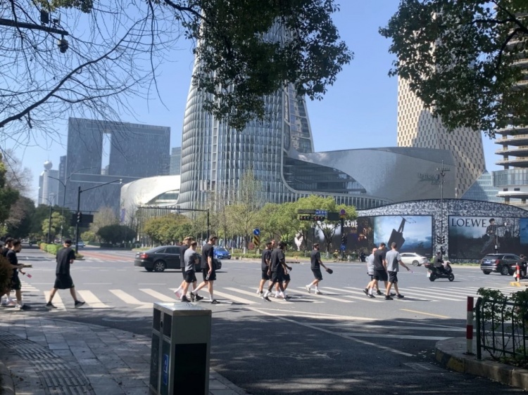 心態(tài)放松，有網(wǎng)友拍到澳大利亞隊早上在萬(wàn)象城citywalk